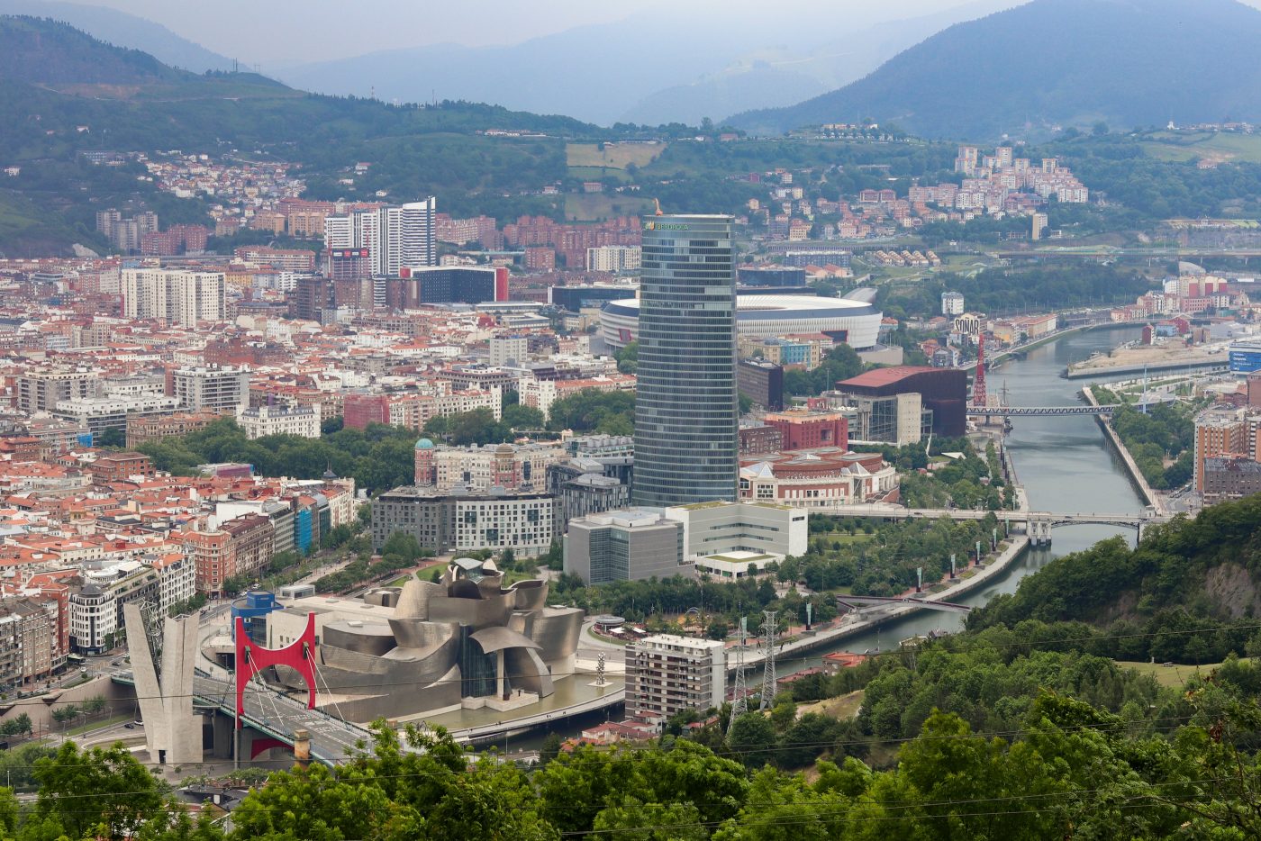 Bilbao desde Artxanda, con la ría, el Guggenheim y la torre Iberdrola. Foto: Vera Wijermars en Unsplash.