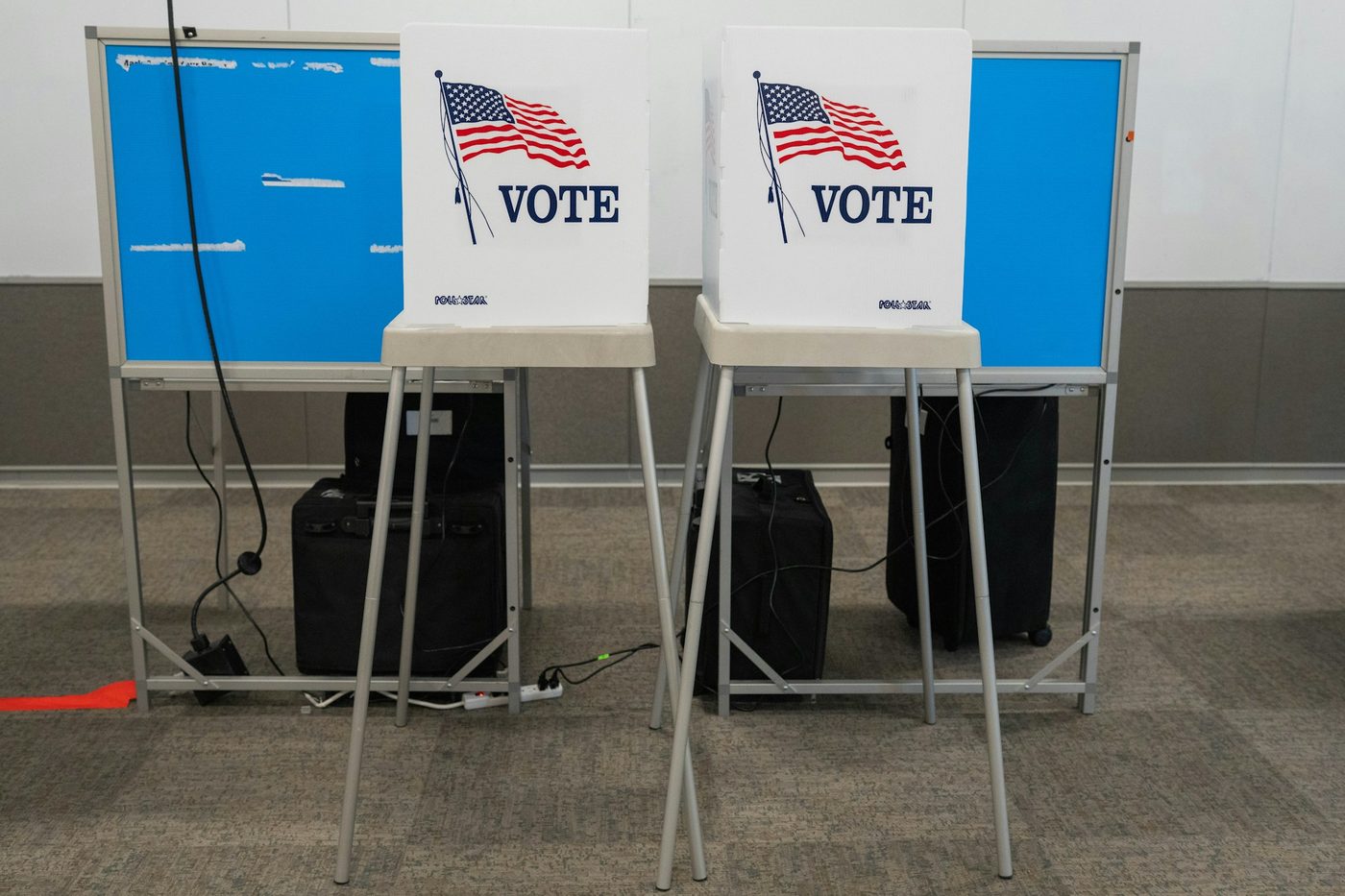 Cabinas de votación vacías. En una empresa con acciones de voto múltiple no todos los votos pesan lo mismo: los del fundador valen por diez. Foto: Jesse Paul en Unsplash.