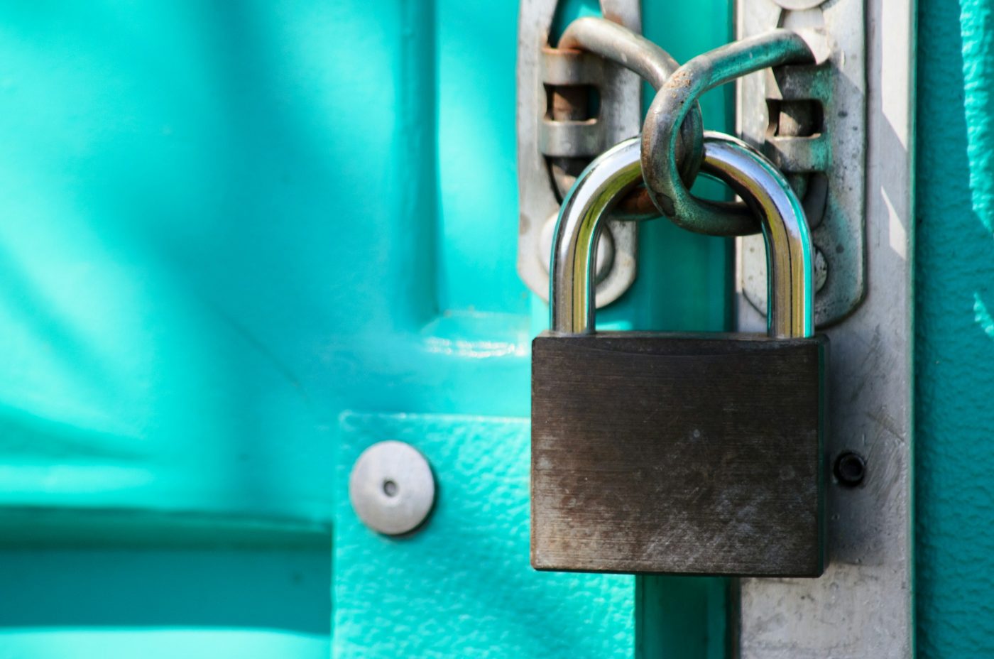 Un candado cerrado en la puerta metálica de un trastero. Foto: Kaffeebart en Unsplash.