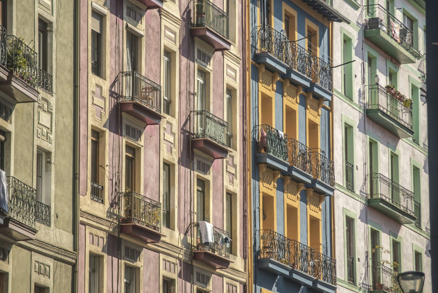 Fachadas de viviendas en Bilbao, con balcones de forja y ropa tendida. Foto: Carlos Torres en Unsplash.