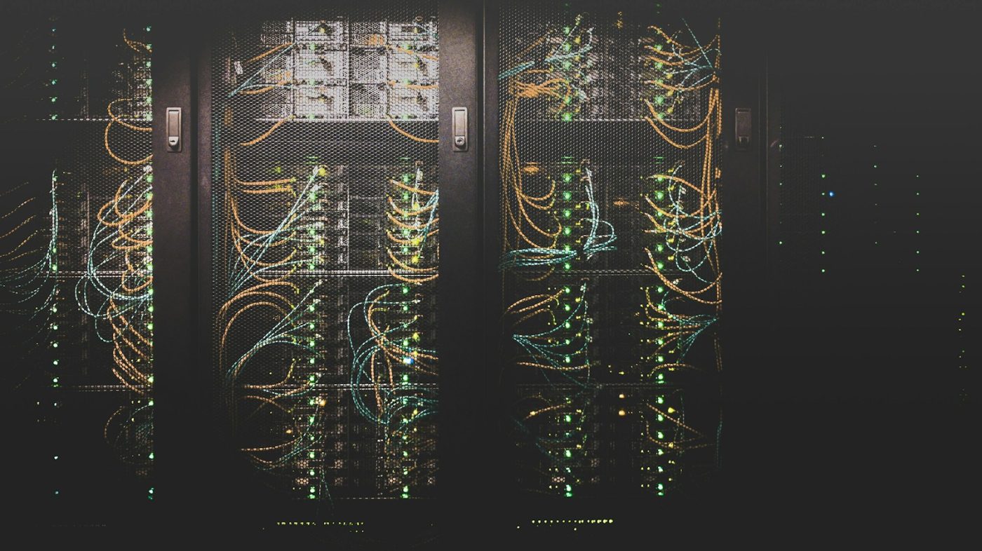 Los cables de un centro de datos. Todo lo que se cuenta en este artículo ocurre físicamente aquí dentro.