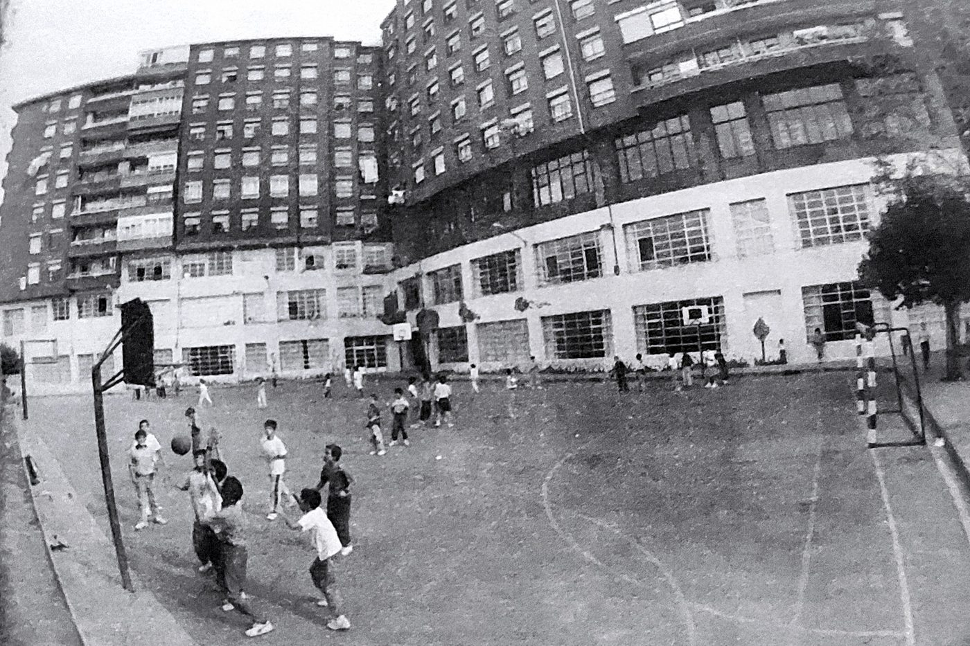 El patio de la ikastola Karmelo en 1989, cuando el edificio aún era colegio. Foto: Ksarasola en Wikimedia Commons, licencia CC BY-SA 4.0, con el contraste ajustado.