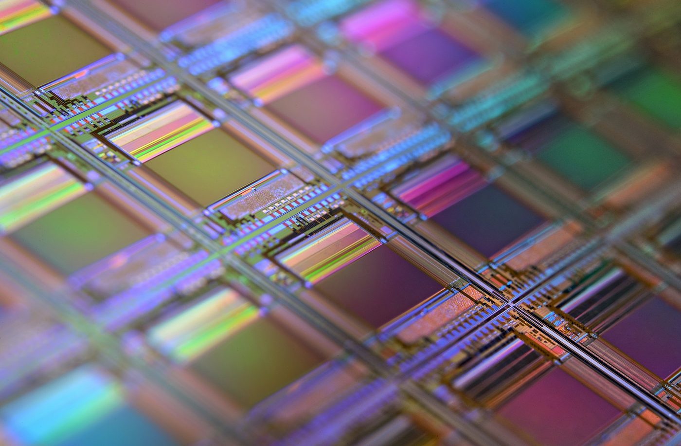 Una oblea de silicio: cada cuadrado es un chip. Chips y potencia de cálculo es lo que los gigantes venden a las empresas de inteligencia artificial en las que invierten. Foto: Laura Ockel en Unsplash.