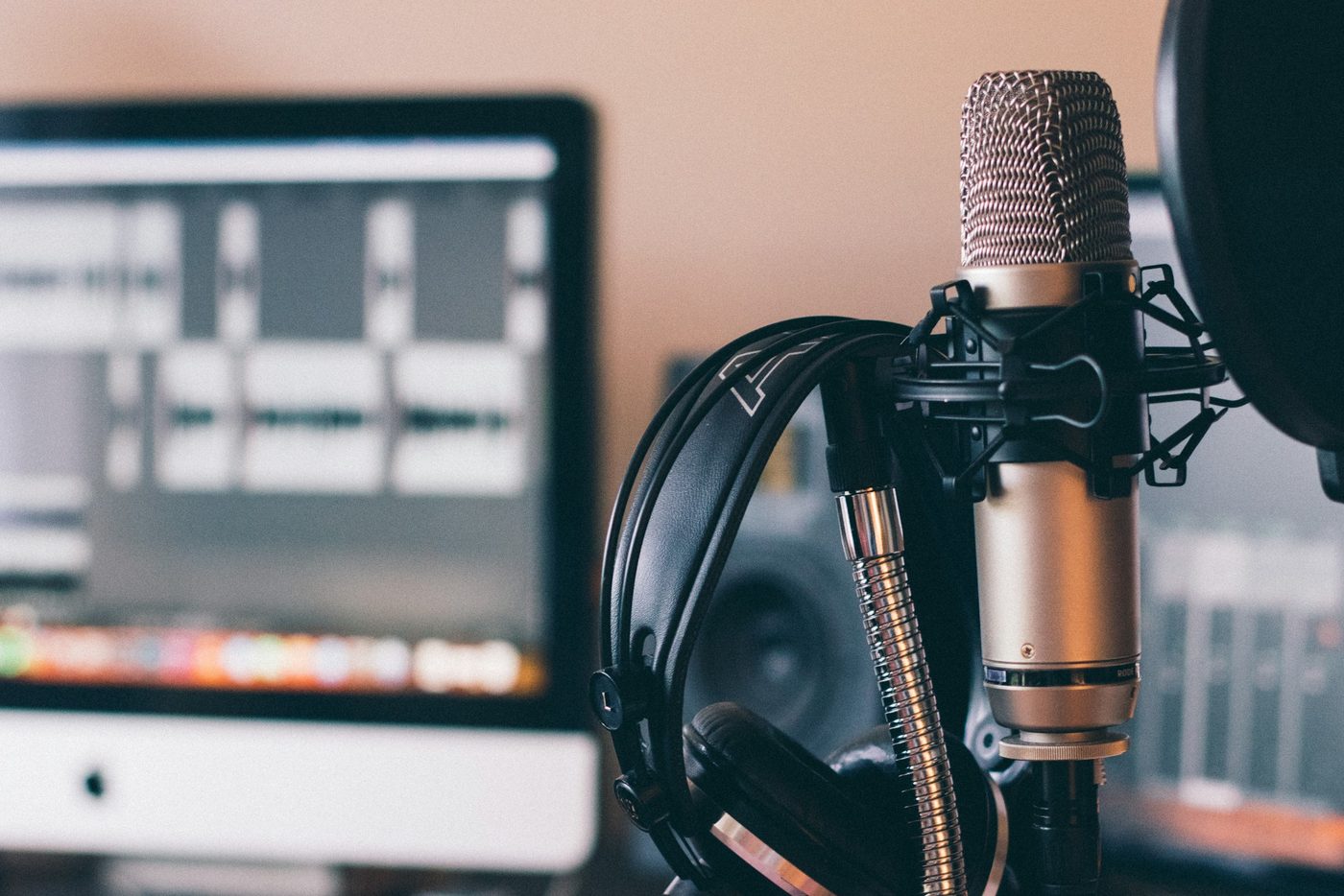 Un estudio casero de grabación: micrófono, auriculares y un ordenador. El equipo dejó de ser la barrera hace años. Foto: Will Francis en Unsplash.