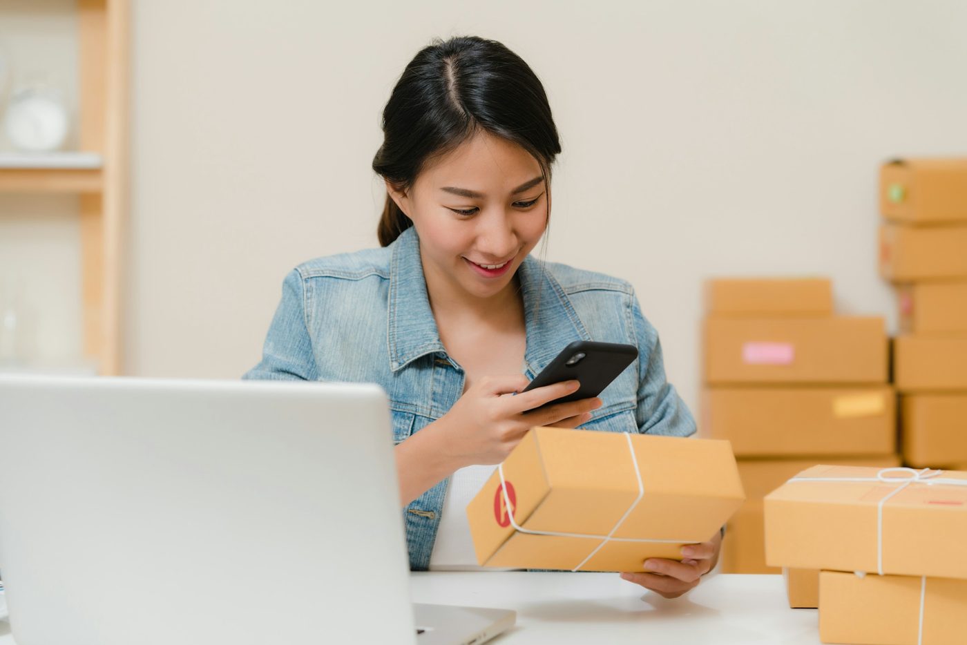 Preparando pedidos en la mesa de casa, con el móvil en la mano. Buena parte del dinero que se mueve en redes sale de aquí, y no aparece en ninguna estadística. Foto: Rifki Kurniawan en Unsplash.