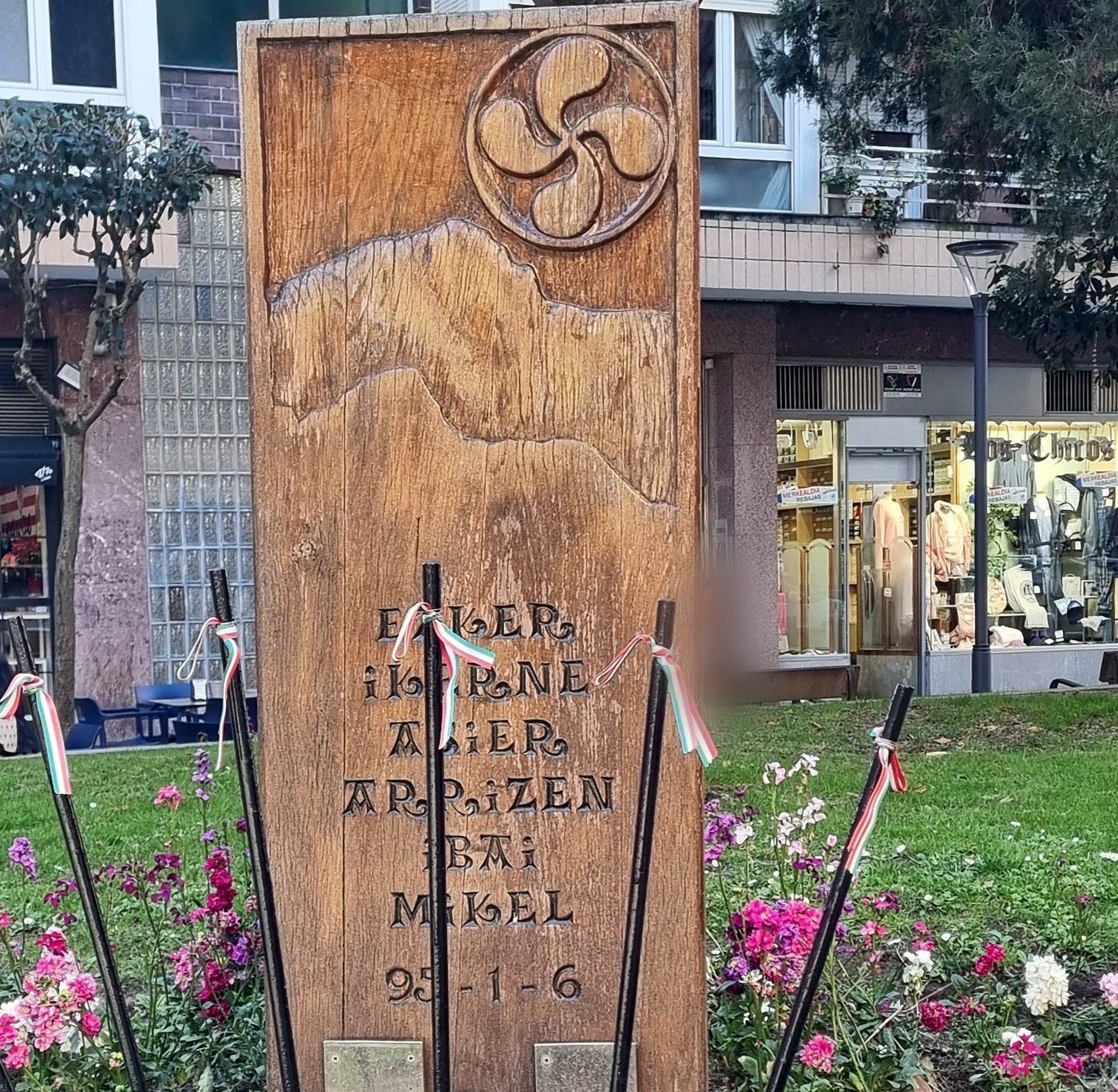 El recuerdo a los seis montañeros en Santutxu: una tabla de madera con sus nombres tallados y la fecha, 6 de enero de 1995. Foto: Oraina en Wikimedia Commons, de dominio público.