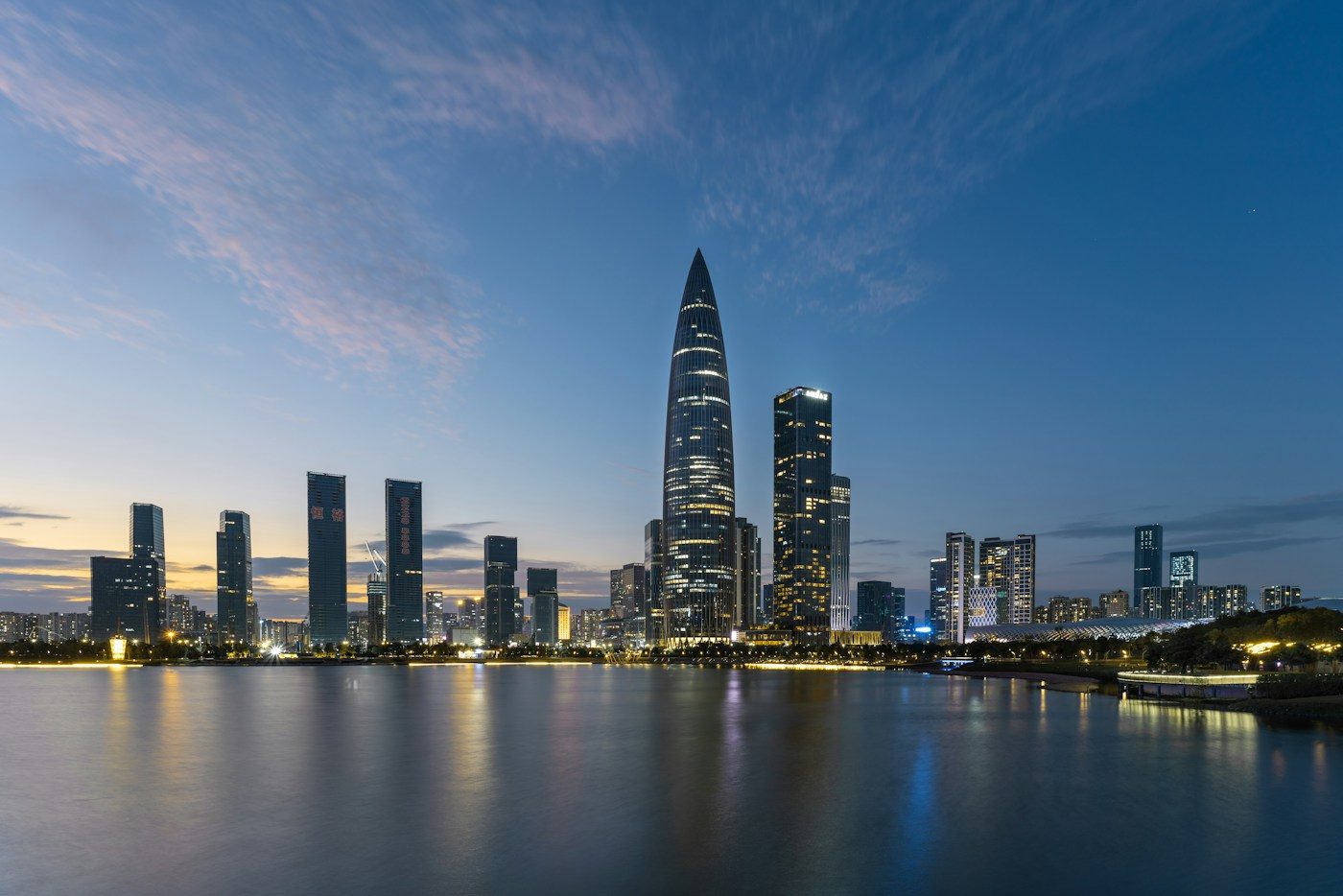 Rascacielos del barrio de Houhai, en Shenzhen, al anochecer. En esta ciudad arrancó Tencent en 1998 con 500.000 yuanes de sus cinco socios; el dinero grande llegó de Hong Kong, Estados Unidos y Sudáfrica. Foto: ダモ リ en Unsplash.